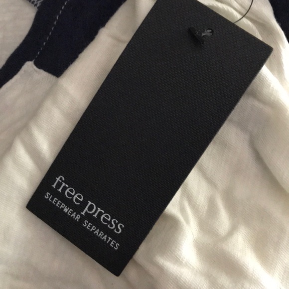 NEW GRAPHIC “Girlfriend material” top - Picture 7 of 8